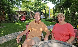 Ludger und Martina Jochmaring aus Brakel haben sich einen Garten geschaffen, der im Sommer ihr Lebensmittelpunkt ist. - Svenja Ludwig