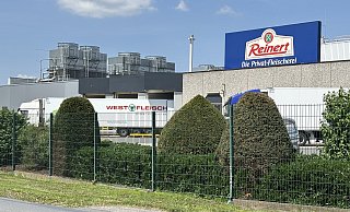 Reinert steht am Betriebsgebäude in Versmold-Loxten, doch wie viel Reinert ist noch drin? Unternehmer Hans-Ewald Reinert zieht sich aus dem Wurst-Geschäft weitgehend zurück. - Tasja Klusmeyer
