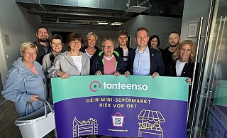 Die Tante-Enso-Paten für Loxten, Stadt und Tante-Enso-Vertreter bereiten jetzt alles für die Eröffnung des Supermarktes vor. - Tasja Klusmeyer