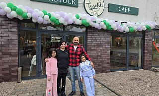 In ihr Café Taschte haben Vedat und Selvi Kaptan viel Herzblut gesteckt. In den Ferien verbringen ihre Töchter Nazya (l.) und Ronya die Vormittage an der Arbeitsstätte ihrer Eltern. - Silke Derkum-Homburg