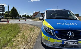 Unfall in Versmold: Der Kreisverkehr an der Laerstraße/Ecke Stadtring war während der Unfallaufnahme durch die Polizei kurzzeitig gesperrt. - Tasja Klusmeyer