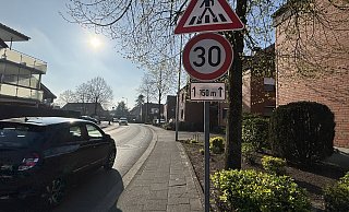 Auf einem Abschnitt von 150 Metern gilt auf der Versmolder Ringallee wegen der Zebrastreifen Tempo 30. Wird die Tempo-Begrenzung bald ausgeweitet? - Tasja Klusmeyer