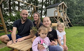 Daniel Corsmeyer und Sina Corsmeyer-Quibeldey mit den Kindern Hanna (v.l., 2), Romy (11) und Lara (3). Die vierte Tochter Marie (12) ist gerade im Urlaub. - Lena Vanessa Bleck
