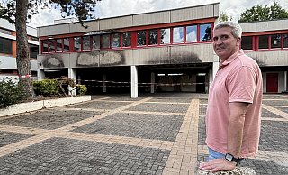 Für Karsten Jochmann, Leiter des Versmolder Gymnasiums, und die Schulgemeinschaft geht ein herausforderndes Halbjahr zu Ende. Während die Schüler nun in die Sommerferien starten, läuft die Beseitigung der Brandschäden weiter. - Tasja Klusmeyer