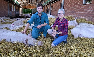 Mittagsschlaf: Die kapitalen Sauen, die jede ein Gewicht zwischen 200 und 250 Kilo auf die Waage bringt, liegen tiefenentspannt im Stroh und lassen sich auch von Juniorchef Max Schwanhold und seine Mutter Carola nicht stören. - Anja Hanneforth