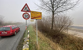 An der Bielefelder Straße in Borgholzhausen wird es aufgrund der Bauarbeiten der Amprion-Stromtrasse bald Veränderungen geben. Links der alte Streckenabschnitt, rechts der temporäre. - Matthias Foede