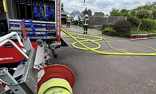 Die Hilfe der Feuerwehr Versmold wurde benötigt, nachdem gelagertes Brennholz neben einem Wohnhaus in Flammen aufgegangen war. - Tasja Klusmeyer