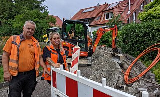Mit großen Schritten voran geht der Glasfaserausbau aktuell in Werther selbst. Zurzeit sind die Mitarbeitenden der Firmen Salko-Bau unter Bauleiterin Marie Richter und BXL-Straßen- und Tiefbau, vertreten durch Xhabir Berbatovci, in den Wohnquartieren am Süthfeld im Einsatz. - Anja Hanneforth