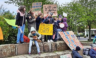 Geschätzte 200 Teilnehmer kamen vergangenes Jahr zur Demonstration für einen festen vierten Zug an der Realschule Steinhagen - darunter natürlich viele Kinder. - Jonas Damme