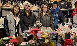 Amanda Ss, Finja Stenzel, Emma Merschmann und Nika Grube (v.l.) von der PAB Gesamtschule besserten mit einem Stand der Abschlussklasse die Kasse für ihre Abschlussfeier im Sommer auf. - Anke Schneider