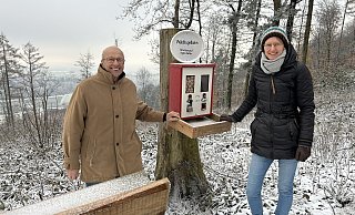 Gerhard und Svenja Heitkämper haben den kahlen Bergkamm am Hermannsweg in Halle mit einer Waldkugelbahn aufgehübscht. - Tobias Barrelmeyer