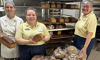 Trotz viel Arbeit sind Auszubildende Jana Kolbe (v. l.), Verkäuferin Aysu Hocalar und Seniorchefin Ursula Kröger bestens gelaunt. Sie verpacken die rund 200 Brote, die die beiden Jugendfreizeiten der evangelischen Kirchengemeinde mit nach Schweden nehmen. - Bäckerei Bossert