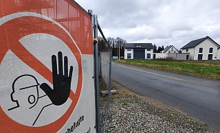 Ein großer Teil der Einfamilienhäuser im Neubaugebiet Amshausen in Steinhagen sind bereits bezogen, im Garten stehen die Trampoline. Andererorts wird derweil gebaut. Auf einigen letzten Brachen wächst derzeit noch das Gras. - Jonas Damme