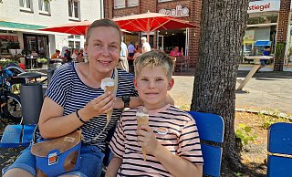Nicole Borgelt gönnt sich mit ihrem Sohn Fiete (8) ein Eis auf dem Ronchin-Platz. - Uwe Pollmeier
