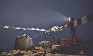 Der Borgholzhausener Jost Kobusch kontrolliert am Everest Basecamp auf 5.400 Metern die Zelte. - Jost Kobusch