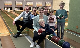 In der Gaststätte Zum Minigolfplatz kümmert sich die ganze Familie um die Kegelbahnen: Rolf und Heike Eggert (v. l.) sowie Anja und Sven Eggert mit ihren Kindern Lukas, Hannah und Felix. Die ersten Kugeln rollten vor 50 Jahren. - Tasja Klusmeyer