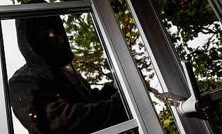 In dem Haus in Steinhagen wurde eine rückwärtige Tür aufgebrochen. - dpa