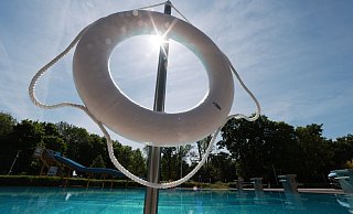Kaum steht die Sonne etwas senkrechter am Himmel, wird der Wunsch nach einem Freibad größer. In Halle will ein Förderverein nun das zurückholen, was seit 1925 üblich war, aber 2012 gestrichen wurde. - Bodo Schackow/dpa
