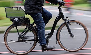Der Pedelec-Fahrer aus Versmold (Symbolbild) stürzte und verletzte sich. - Friso Gentsch/dpa