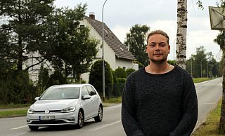 Fabian Farthmann aus Hörste will Autofahrer vor Blitzern warnen. Wer Nico oder eine Polizeikontrolle sieht, kann ihn darüber informieren. Er verbreitet den Standort dann im Netz. Obwohl er selbst schon mehrfach geblitzt wurde, findet der 22-Jährige den Einsatz von Blitzern trotzdem richtig. Foto: Melanie Wigger - Melanie Wigger