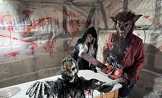 In der Folterkammer des blutrünstigen Werwolfes: Patrick Overkamp und Nicole Lubienetzky haben sich in Schale für die Halloween-Party geworfen. Ihr Sohn Sam-Jaden ist als Zombie mit dabei. - Tasja Klusmeyer