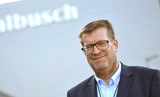 Christian Busch, CEO des Solinger Familienunternehmens Walbusch, hat das Logistikzentrum des kriselnden Modeherstellers Gerry Weber im Ravenna-Park übernommen. Fotos: Nicole Donath - Nicole Donath