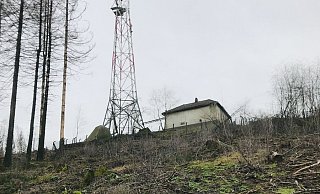 Plötzlich steht das Technikhäuschen frei und gutz sichtbar auf der Großen Egge, 312 Meter über normal Null. Es wird ein paar Jahre dauern, bis die geplanten Neuanpflanzungen die Anlage wieder verschwinden lassen. Foto: Herbert Gontek - Herbert Gontek