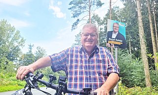 Bei einer Fahrradtour durch die Steinhagener Patthorst erzählt CDU-Bürgermeisterkandidat René Seidel von seinen Plänen. - Jonas Damme