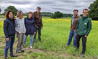 Conny Oberwelland von der Biologischen Station (l.) und Annette Pagenkemper von der Unteren Naturschutzbehörde (3. v. l.) mit den Landwirten Tina Esser, Hannes Dicke-Wentrup, Andreas Maaß und Max Pahmeyer vor einer der Flächen, auf denen die Feldlerche brütet. - Anja Hanneforth
