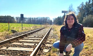 Klaus Flottmann wäre gerne als Lokführer auf der Schiene unterwegs - am liebsten natürlich auf der TWE-Strecke, die hier am Bahnhof Niedick vorbeiläuft. Aber seine Ausbildung stockt. - Marc Uthmann