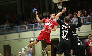 Klare Sache: Das letzte Aufeinandertreffen gewannen Silvan Tarner (am Ball) und die TG Hörste deutlich mit 33:24. - Andre Schneider