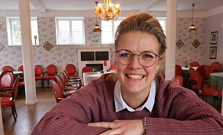 Jennifer Di Gesualdo bereitet alles für die Neueröffnung des Cafés Wappensaal am Haus Harkotten in Versmolds Nachbarschaft Füchtorf vor. - Ulrike von Brevern