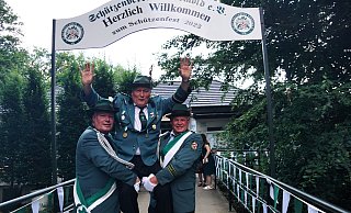 Michael Horstmann ist Bierkaiser und jubelt. Frank Reichelt (l.) und Justus Landwehr gehörten zu den Gratulanten und trugen die frisch gebackene Majestät auf den Schultern. - Marion Bulla