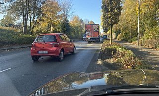 Verkehr auf der Bielefelder Straße in Steinhagen: Die geplante Sanierung könnte neue Parkregelungen und eine Hundewiese bringen. - Frank Jasper