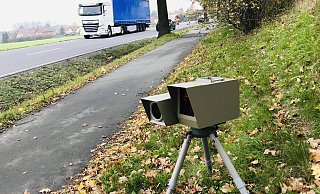 Auf jeder Seite eine Kamera: An einem Messpunkt lassen sich gleich die Geschwindigkeiten in beiden Richtungen messen. Auf jeder Seite steht eine Kameramodul. Der neue Blitzer des Kreises stand am Freitag an der B 68 nahe Hesseln. - Herbert Gontek