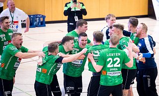 Ausgelassen feierten die Regionalliga-Handballer der SF Loxten den Sieg über Bommern. Sie beenden die Hinrunde als Tabellenzweiter. - Soeren Voss