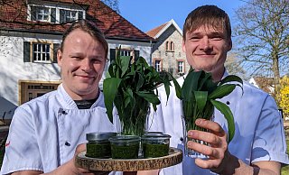 Die Köche Patrick Wyrwal (l.) und Sebastian Stüer vom Landgasthof Potthoff lieben auch privat den Geschmack von Bärlauch. Was sie häufig aus dem Kraut herstellen, ist ein Pesto. - Anja Hanneforth