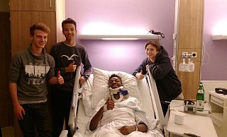 Jean-Chris Lawson und seine Freunde Yannick Philipp, Thomas Gaesing und Liam Marshal (v.l.). Das Foto entstand vor der missglückten Operation vor knapp neun Jahren. Der verunglückte Fußballer will kein aktuelles Bild von sich in der Zeitung sehen. - Johnny Dähne