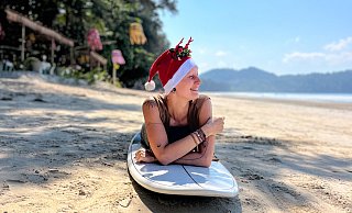 Laura Freitag aus Versmold feiert Weihnachten auf einer thailändischen Insel. Dort heisst es: Surfstrand statt Schlittenhang. - Laura Freitag