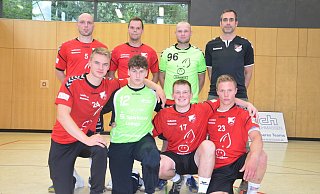 Hesselteicher Neuzugänge: Michael Schaldach (hinten, von links), Jan Wagemann, Sebastian Spellmann, Trainer Dennis Laumann sowie Julius Uhlmann (vorne, von links), David Stanjek, Jan Mescher und Janis von Ameln. - Max Maschmann