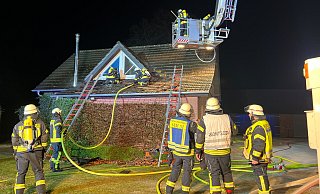 Am Montagabend geriet ein Einfamilienhaus im Steinhagener Ortsteil Brockhagen in Brand. - Thorsten Heß