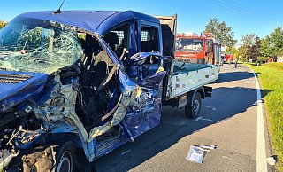 Die Wucht der Kollision hat seine Spuren hinterlassen. Eine Person wurde bei dem Unfall in Versmold schwer verletzt. Der junge Steinhagener, der den Trecker fuhr, blieb unverletzt. - Marc Uthmann