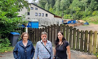 Andrea Groß, Hartmut Lüker und Birgit Lutzer (v. l.) von der BUND-Kreisgruppe Gütersloh vor der versperrten und mit einem Baustopp versehenen Reitanlage in Isingdorf. - Jonas Damme
