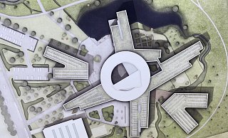 Das Gymnasium aus der Vogelperspektive: links (vorm Haupteingang) und rechts sind die beiden V-förmigen Neubauten zu erkennen. - Habermann & Decker Architekten