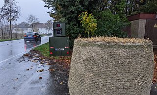Mit einem 400 Kilo schweren Rundballen haben Unbekannte versucht, das mobile Blitzgerät an der Osnabrücker Straße in Borgholzhausen außer Gefecht zu setzen. - Anja Hanneforth