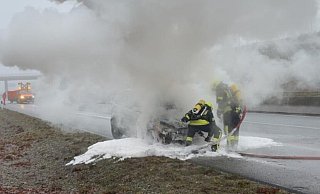 Auf der A33 brannte am Mittwochmittag ein Auto aus. Verletzt wurde niemand. - Feuerwehr Borgholzhausen