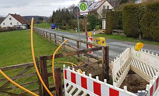 Wie hier in Eggeberg werden derzeit auch in Hesseln die Glasfaserkabel verlegt. Nicht immer ohne Nebeneffekte. - Uwe Pollmeier