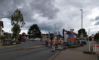 Der Verkehr wird mit Hilfe einer Ampel am Kreisverkehr einspurig vorbeigeschleust. - Andre Schneider