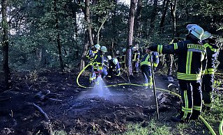 Dank des schnellen koordinierten Eingreifens der Feuerwehrleute konnte der Brand in Steinhagen-Amshausen rechtzeitig unter Kontrolle gebracht werden. - Feuerwehr Steinhagen