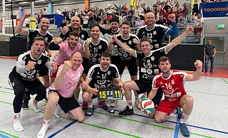Mit einem 3:2-Sieg in eigener Halle legten Steinhagens Volleyballer den Grundstein zum dritten Aufstieg in Folge. - Spvg. Steinhagen